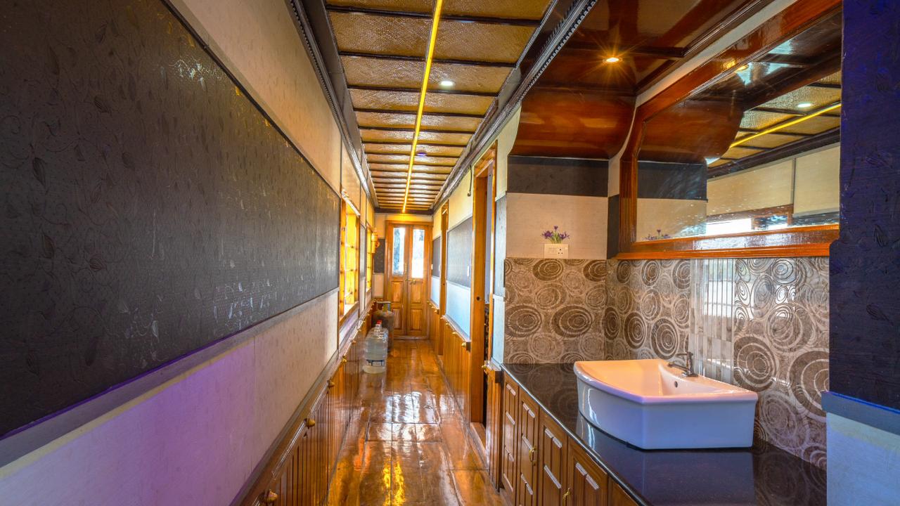 3 bedroom houseboat interior or facilities